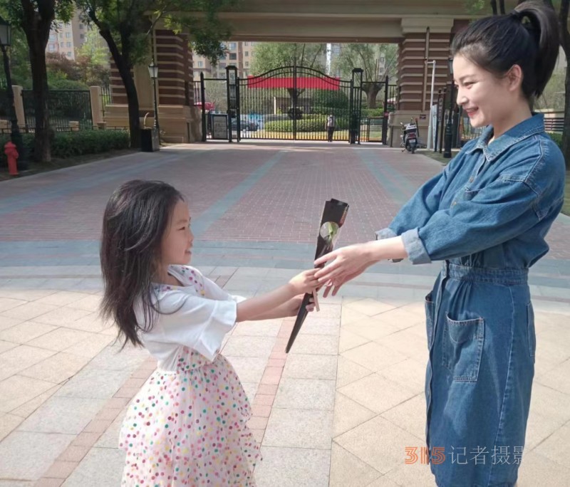 鲜花赠母亲，芬芳满信达”--渭南市信达物业以爱之名致敬母亲