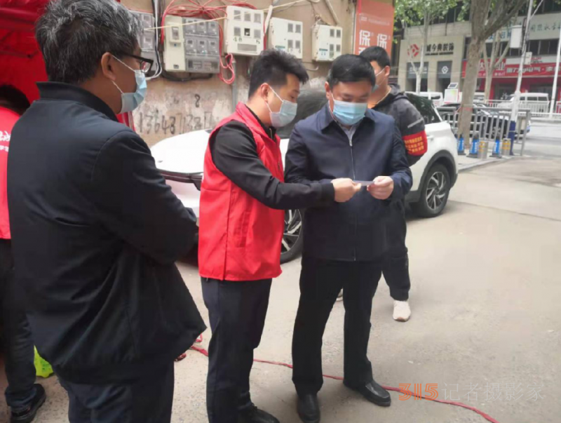 时刻绷紧防疫这根弦—郑州市生态环境局中牟分局主要领导深入疫情防控卡点检查指导工作