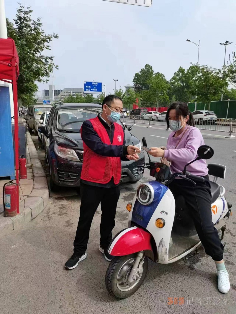 敢打硬仗的军转干部做社区流调员 —记河南省委外办李金奎