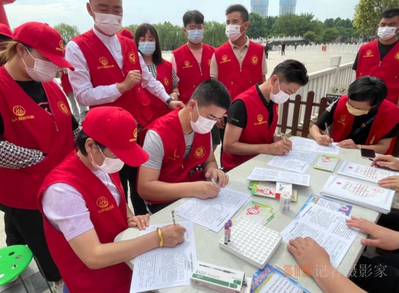 河南省商丘市红十字会联合商丘市众人志愿服务队举行造血干细胞捐献宣传活动