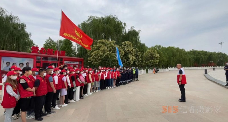 河南省商丘市红十字会联合商丘市众人志愿服务队举行造血干细胞捐献宣传活动