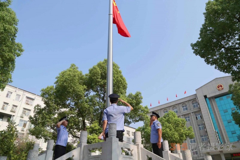 鲁山县法院举行升国旗暨重温入党誓词仪式
