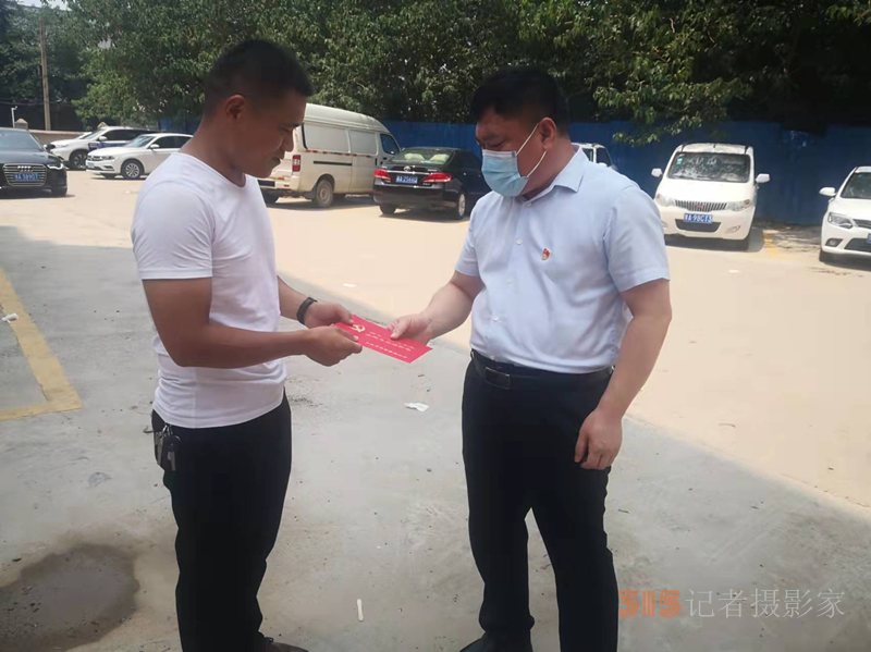 共话初心叙真情 浓浓关怀暖人心—郑州市生态环境局中牟分局开展七一走访慰问活动