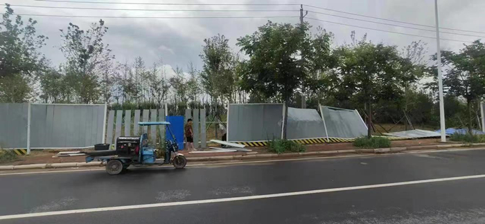 郑州市经济技术开发区管理委员会九龙办事处开展施工围挡隐患排查，护航汛期安全