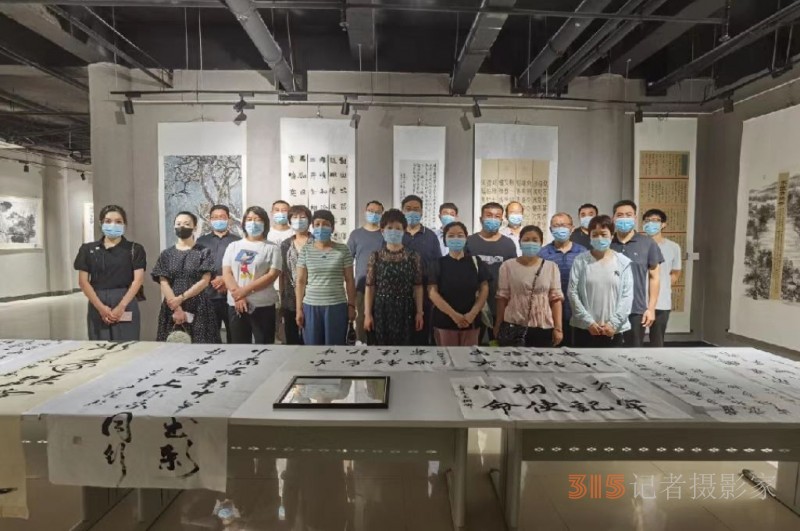 观最美印记 续初心使命——郑州市生态环境局中牟分局组织参观“赶考路上有我.描绘出彩中牟”书画作品展
