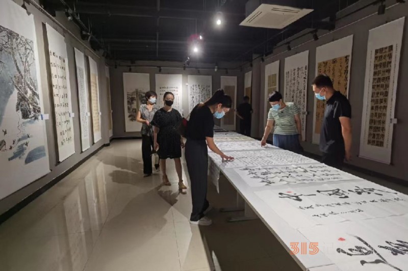 观最美印记 续初心使命——郑州市生态环境局中牟分局组织参观“赶考路上有我.描绘出彩中牟”书画作品展