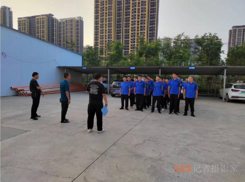 郑州市经济技术开发区管理委员会九龙办事处清理占道经营，整治城市顽疾