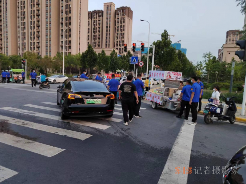 郑州市经济技术开发区管理委员会九龙办事处清理占道经营，整治城市顽疾