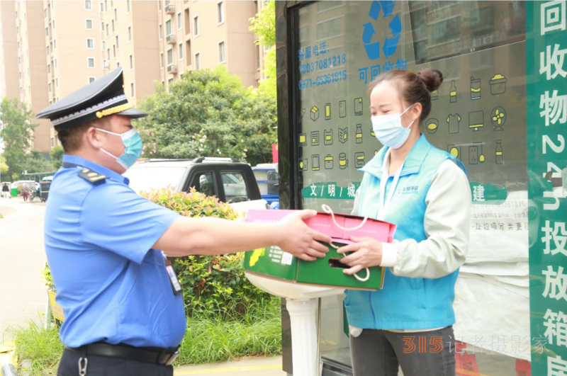 商丘市梁园区 市、区两级生活垃圾分类科办公室陪同斑鸠环境科技有限公司总经理贾志杰问慰生活垃圾分类一线值守人员