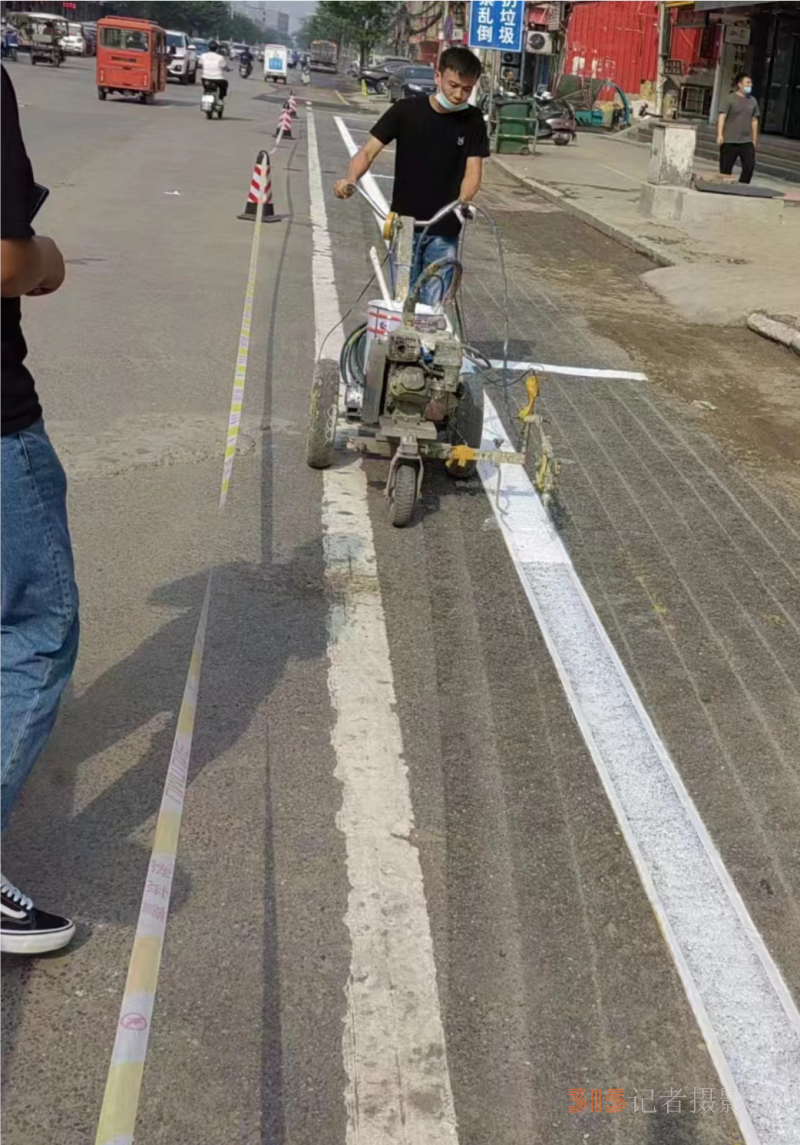 经济技术开发区管理委员会九龙办事处施划停车位助力城市精细化管理