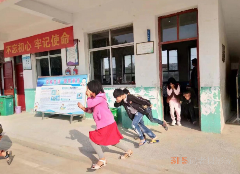 河南省商丘市睢阳区路河镇田营小学举行消防安全应急演练
