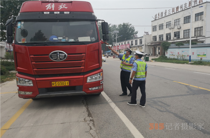 河南省商丘交警周末严查酒驾不放松三天80名“酒司机”落网
