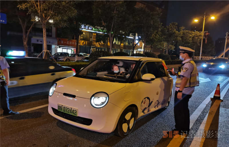 河南省商丘交警周末严查酒驾不放松三天80名“酒司机”落网