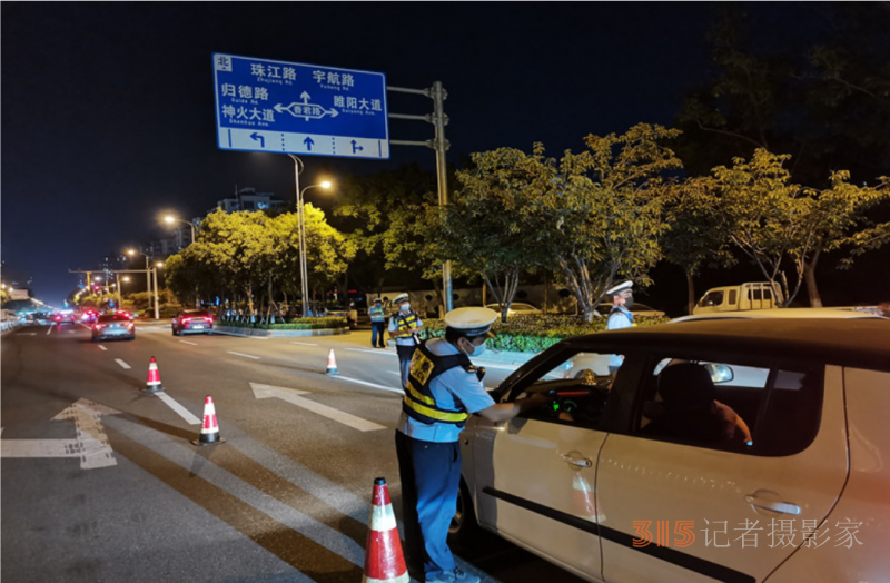 河南省商丘交警周末严查酒驾不放松三天80名“酒司机”落网
