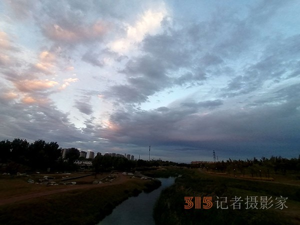 九月初八日雨后晚晴天空如油画