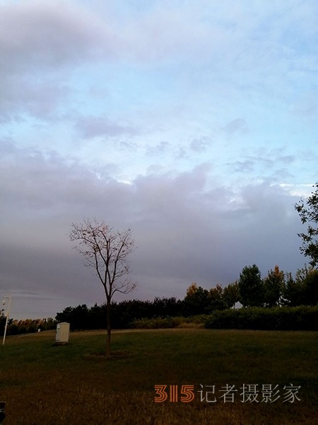 九月初八日雨后晚晴天空如油画