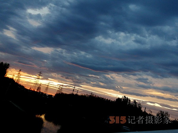 九月初八日雨后晚晴天空如油画