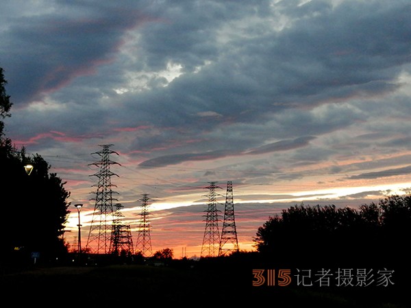 九月初八日雨后晚晴天空如油画