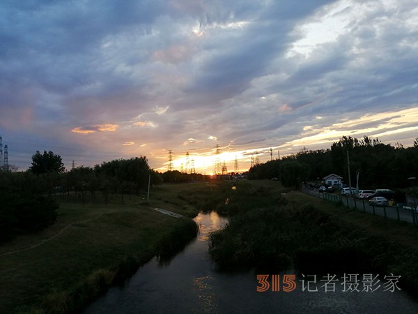 九月初八日雨后晚晴天空如油画