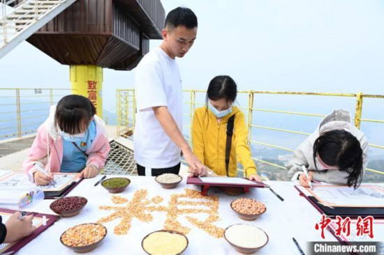 老师正在为学生进行指导。 陈超 摄