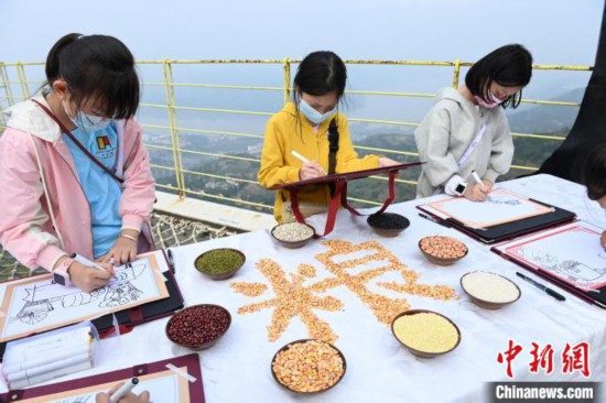 小学生们正在户外进行绘画。 陈超 摄