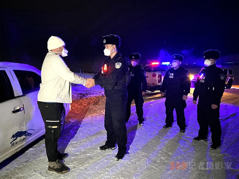 新疆阿勒泰：雪夜紧急救援