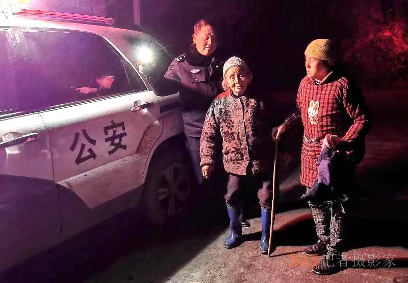 天寒地冻八旬老人流落他乡 锦屏民警暖心相助找到家人