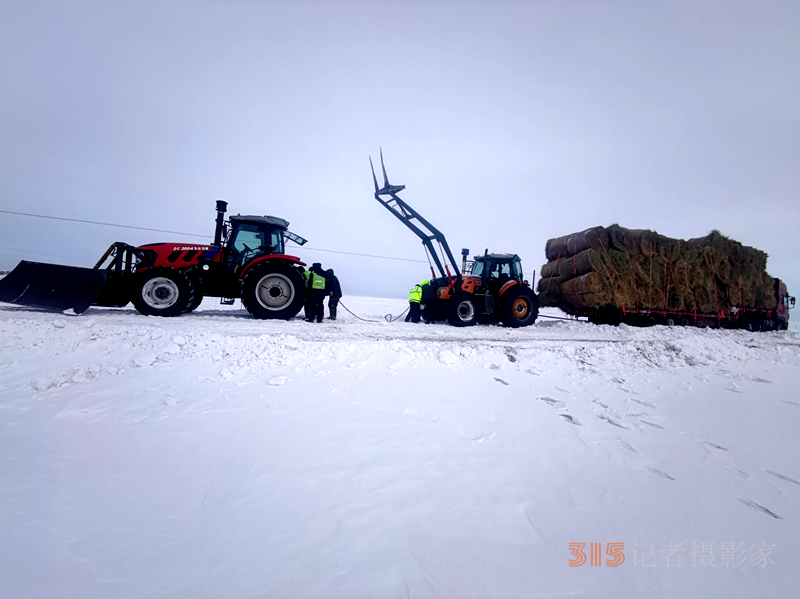 呼伦贝尔八大关边境派出所救助雪地受困草车