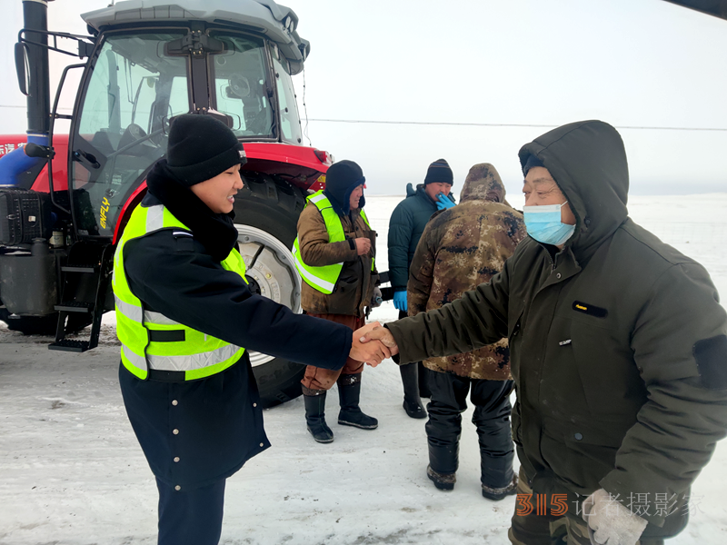 呼伦贝尔八大关边境派出所救助雪地受困草车