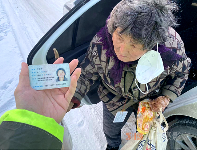 德惠公安交警：古稀老人行动不便 暖心民警送其回家