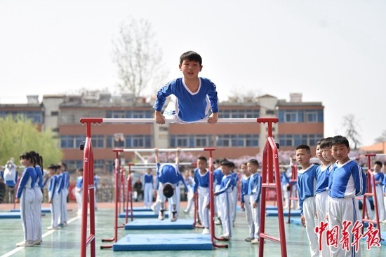 徐州这些学校为何敢让单杠重回校园
