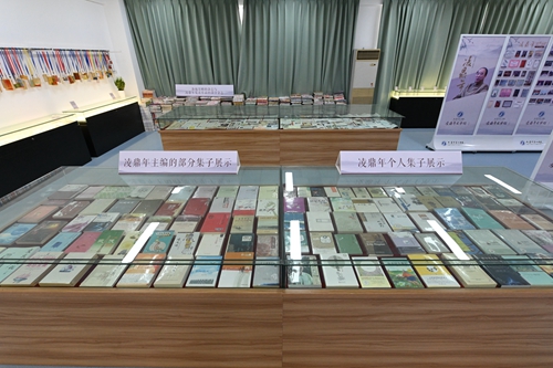 8、凌鼎年出版的个人集子与主编集子展示。.JPG