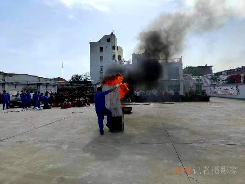 中石化安阳石油组织应急消防灭火演练