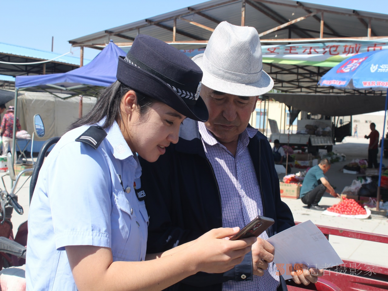 新疆和硕县公安局：带着反诈知识进市场  用心守护群众“钱袋子” 