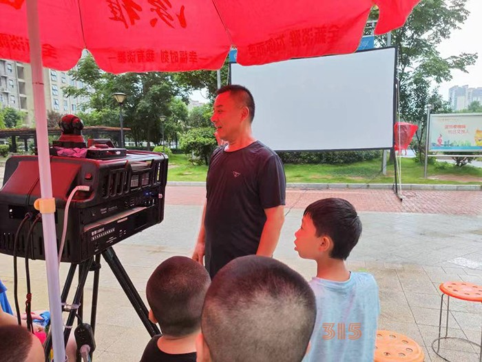 蔡圣友正在放映电影。郑雨洁摄