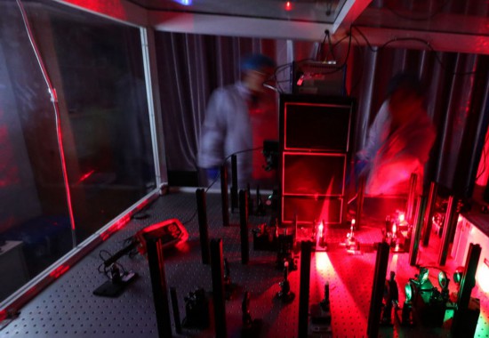研究团队在上海光机所光学实验室，利用国际首创的双光束调控聚集诱导发光超分辨光存储技术做写入试验（2月29日摄）。