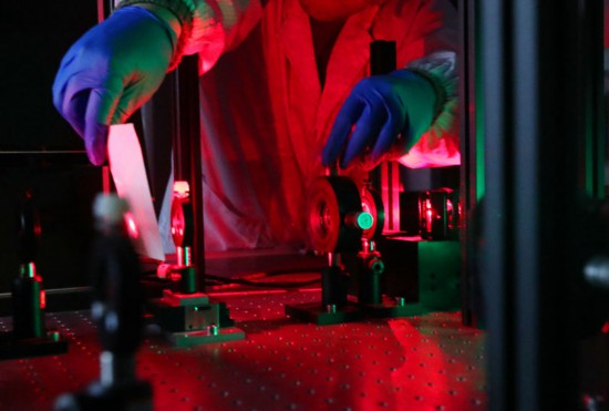 赵苗博士在上海光机所光学实验室调试实验设备（2月29日摄）。