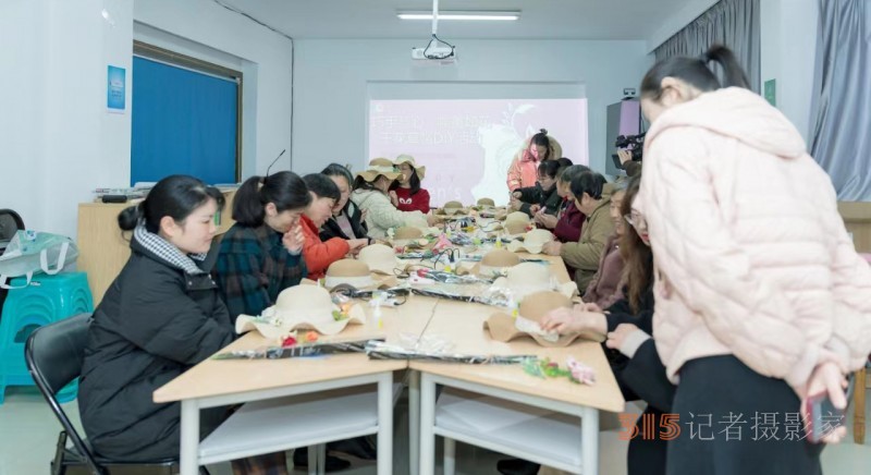 余姚汇翠社区开展“相约三八”创意编织花艺草帽活动