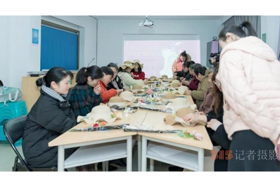 余姚汇翠社区开展“相约三八”创意编织花艺草帽活动