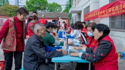 小强公益学雷锋 便民服务暖人心——乡村便民服务活动再现温情画卷