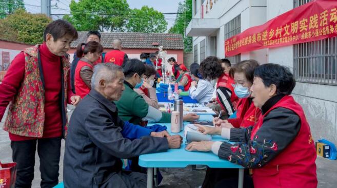 小强公益学雷锋 便民服务暖人心——乡村便民服务活动再现温情画卷