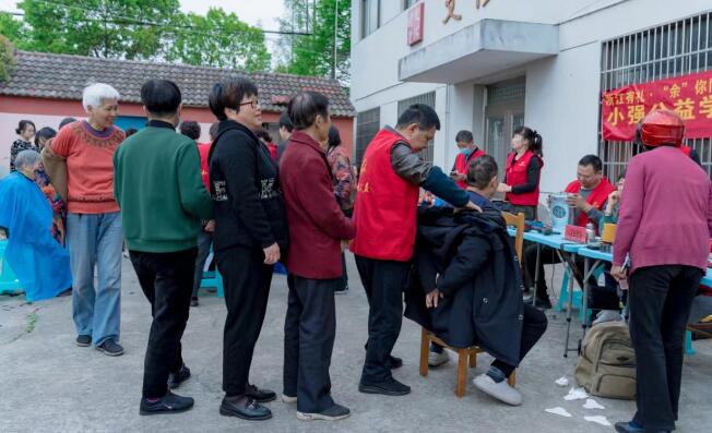 小强公益学雷锋 便民服务暖人心——乡村便民服务活动再现温情画卷