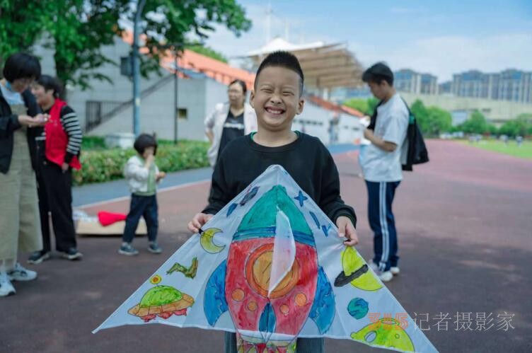 风筝舞动“五一”，梦想翱翔蓝天