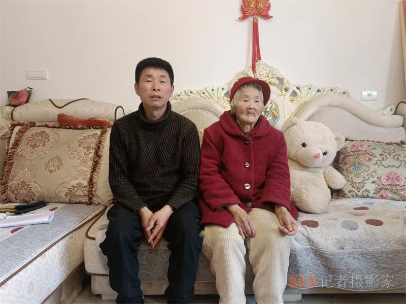 孝敬与责任的坚守：何兴斌携患病母亲异乡打工传佳话