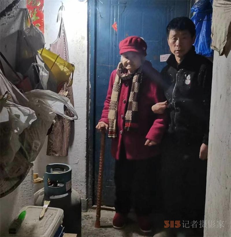 孝敬与责任的坚守：何兴斌携患病母亲异乡打工传佳话