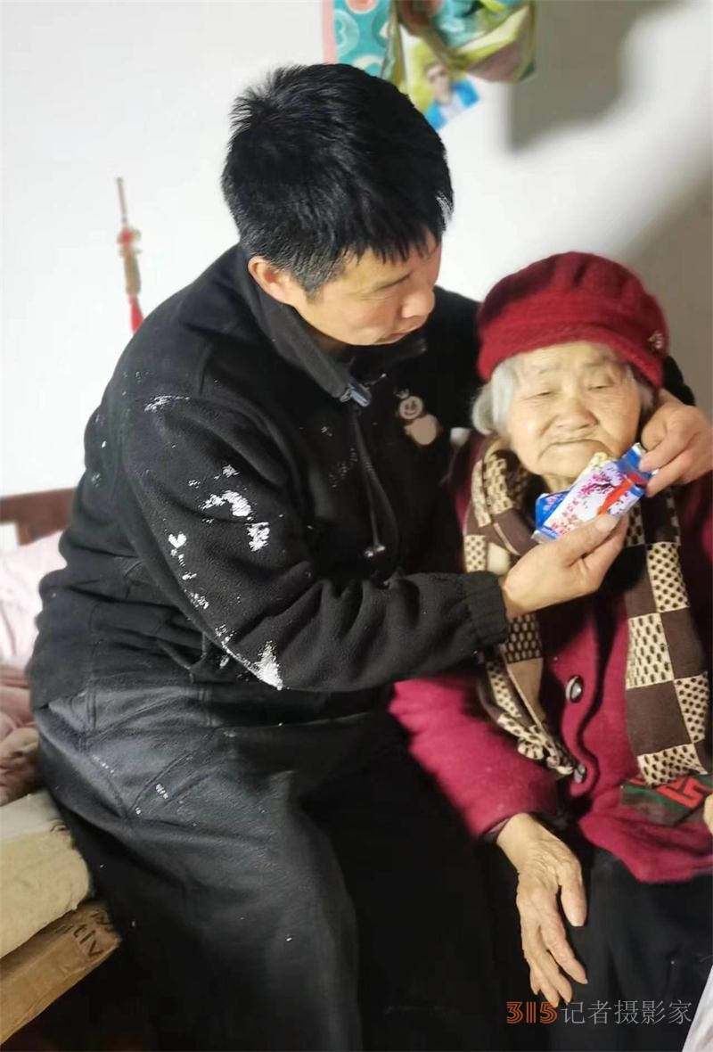 孝敬与责任的坚守：何兴斌携患病母亲异乡打工传佳话