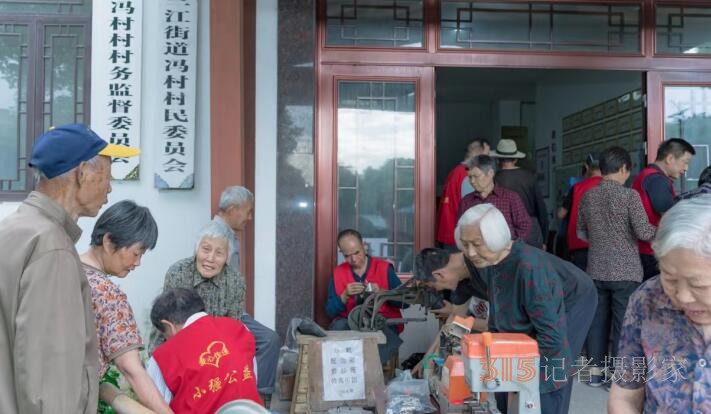 公益暖人心，服务润乡村——小强公益便民进冯村