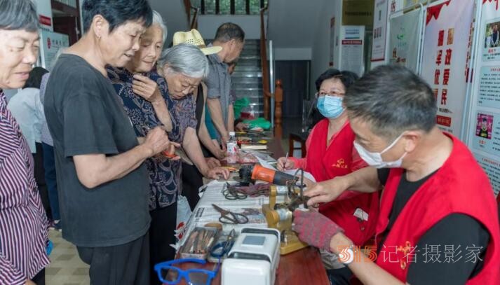 公益暖人心，服务润乡村——小强公益便民进冯村