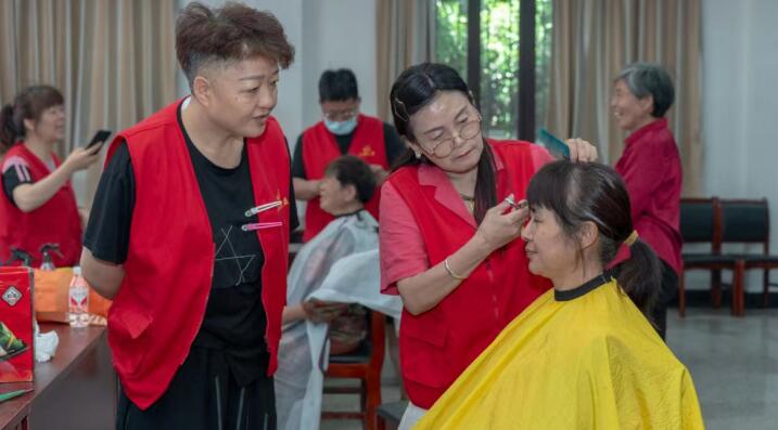 公益暖人心，服务润乡村——小强公益便民进冯村