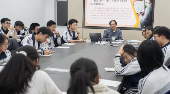 靳新国谈写作的奥秘